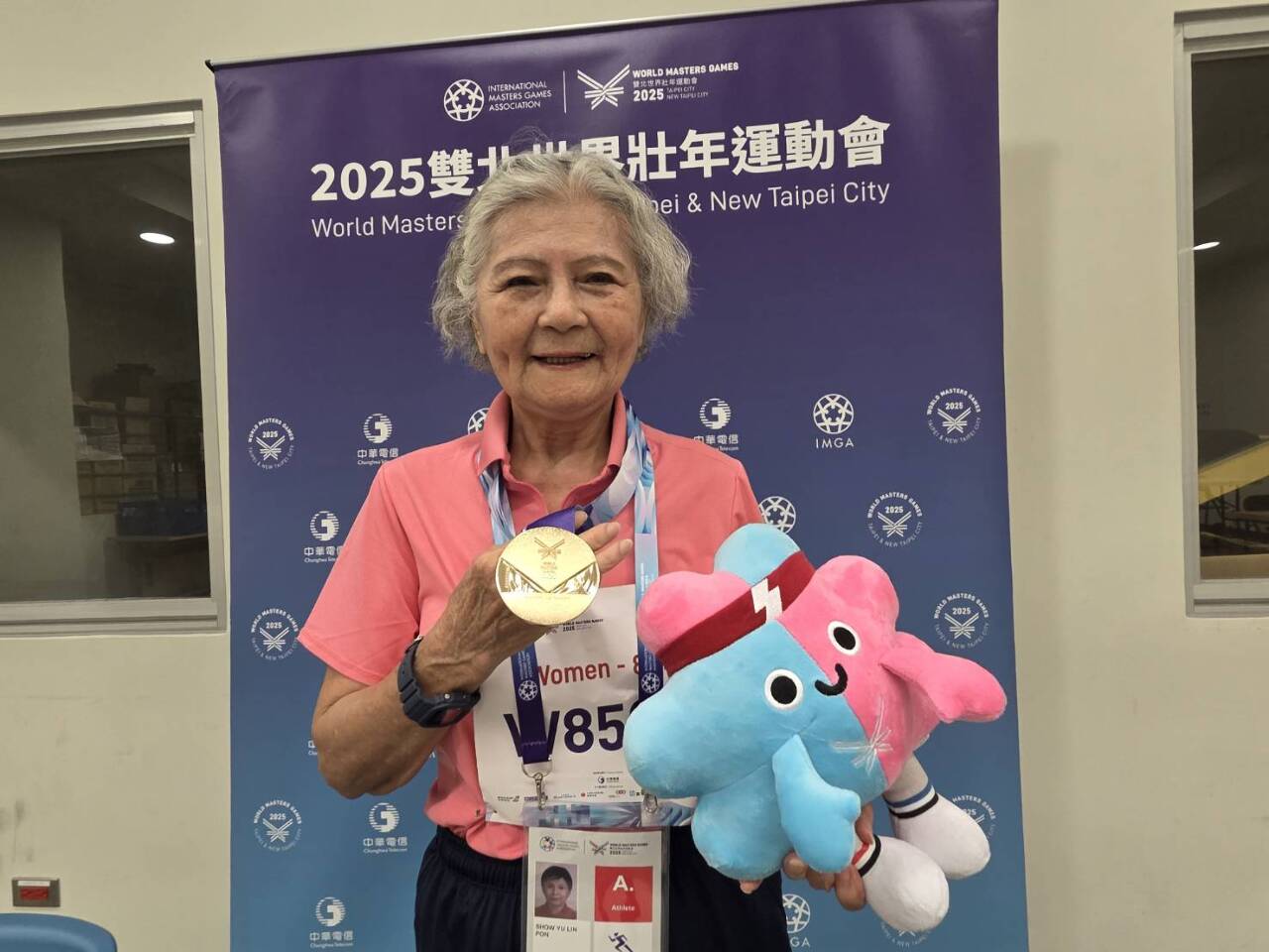 88歲「噴射機阿嬤」三級跳摘金：從哪裡跌倒，就從哪裡爬起！