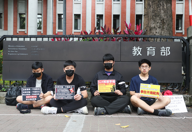 學生靜坐盼退校園手機管理草案  教部承諾辦座談會