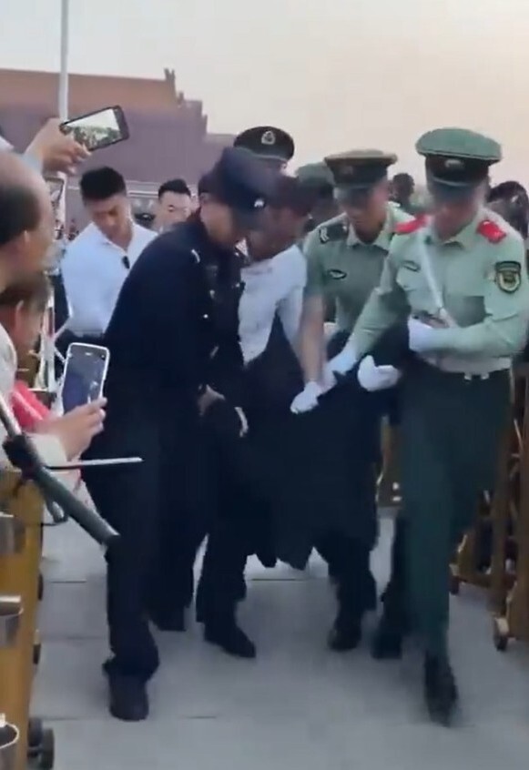 天安門升旗黑衣男衝向國旗 遭軍警抬走