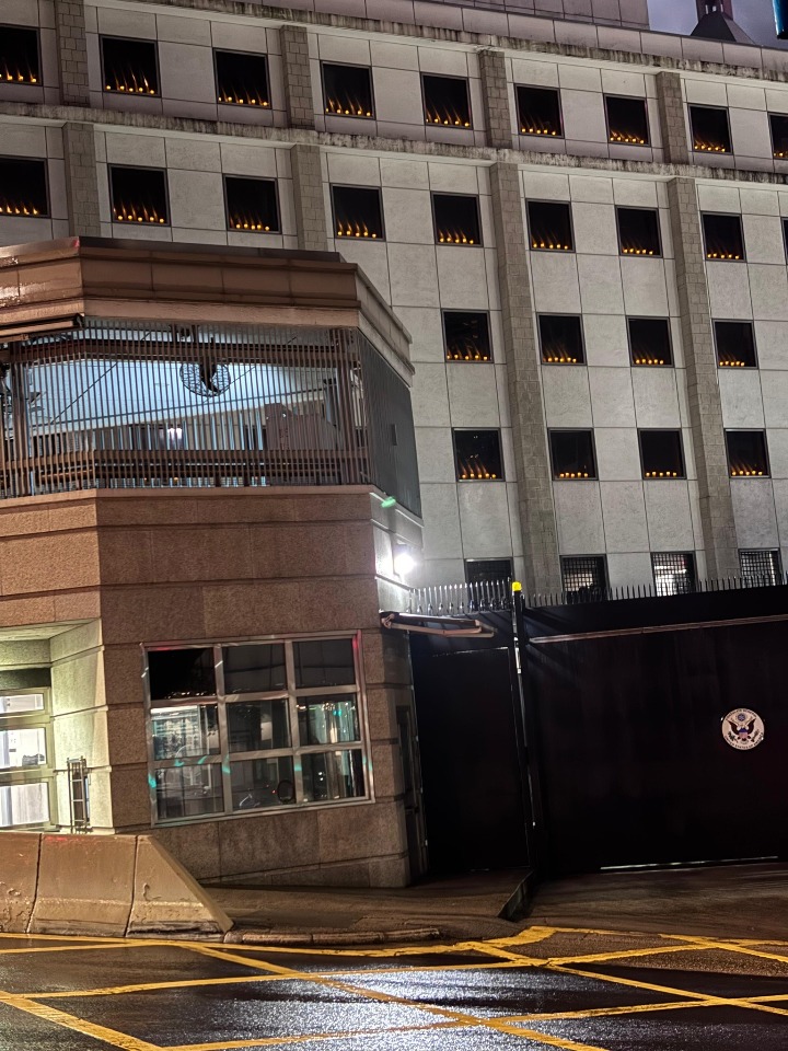香港風雨悼六四警力總動員 2人被捕