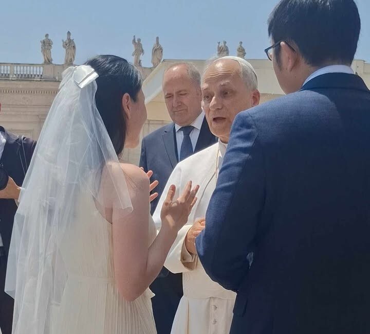 教宗親自祝福台灣新婚教友夫妻 祈禱不要戰爭