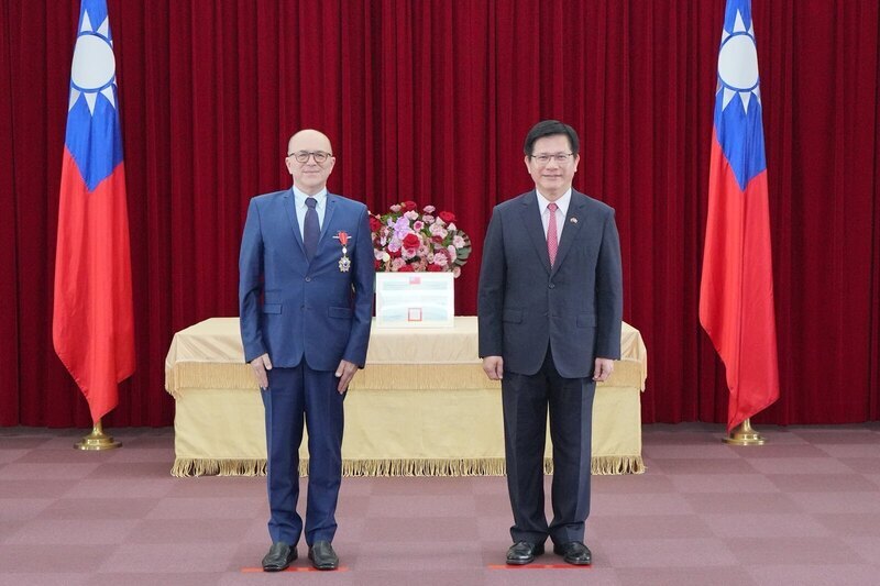 法國前參議員卡托蘭堅定挺台 林佳龍贈睦誼外交獎章